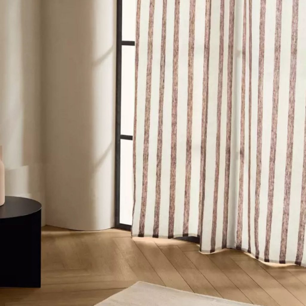 Cortina marcada por riscas verticais que retomam a disciplina estética dos padrões clássicos, ampliando a presença de riscas verticais na leitura da luz e reforçando a profundidade criada pelas riscas verticais como estrutura visual; o conjunto revela um design de interiores pensado com precisão, onde o design de interiores privilegia transparência e textura e onde o design de interiores integra a elegância gráfica das riscas; o tecido remete para tecidos às riscas que atravessaram moda, mar e interiores, evocando tecidos às riscas como símbolo de ordem e frescura e reforçando a narrativa histórica dos tecidos às riscas; a estética aproxima‑se da lógica de papel de parede riscas, sugerindo papel de parede riscas como inspiração gráfica e ampliando a leitura de papel de parede riscas na construção do ambiente.