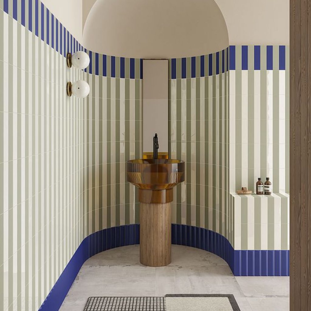 Casa de banho marcada por riscas verticais nos azulejos, reforçando a presença de riscas verticais como estrutura visual e ampliando a profundidade criada pelas riscas verticais na composição; o ambiente revela um design de interiores contemporâneo, onde o design de interiores privilegia cor, geometria e luz e onde o design de interiores absorve a disciplina gráfica das riscas; os padrões remetem para tecidos às riscas que evoluíram do imaginário marítimo para a sofisticação doméstica, evocando tecidos às riscas como linguagem duradoura e reforçando a presença histórica dos tecidos às riscas; a estética aproxima‑se da lógica de papel de parede riscas, sugerindo papel de parede riscas como referência visual e ampliando a leitura de papel de parede riscas no revestimento cerâmico.