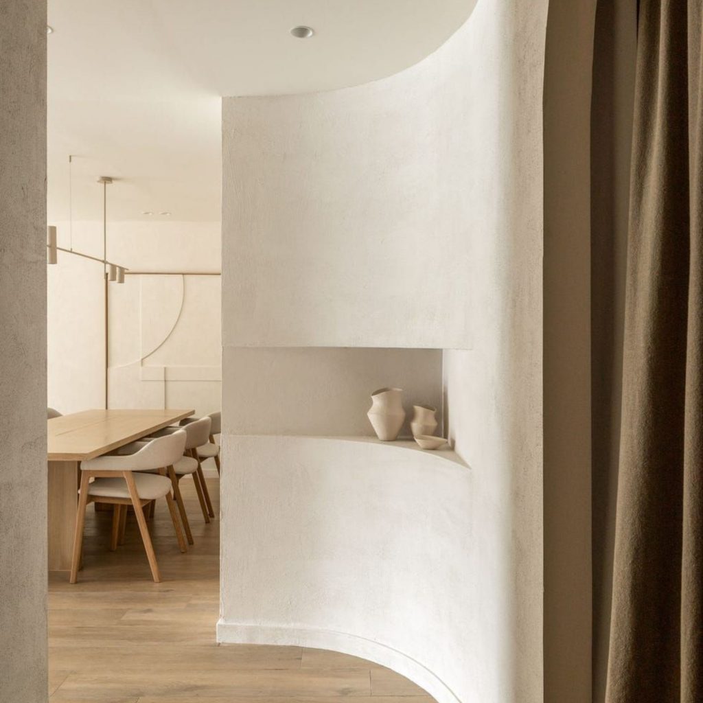 Ambiente sereno onde a arquitetura orgânica molda uma casa de linhas suaves, reforçada por um design biofílico que privilegia o bem‑estar. A composição revela um design de interiores centrado na arquitetura orgânica, com materiais naturais que ampliam a sensação de bem‑estar e aproximam a casa de princípios de design biofílico. A parede curva e os detalhes artesanais traduzem uma leitura elegante da arquitetura orgânica, criando um design de interiores que transforma a casa num espaço de bem‑estar inspirado pelo design biofílico.