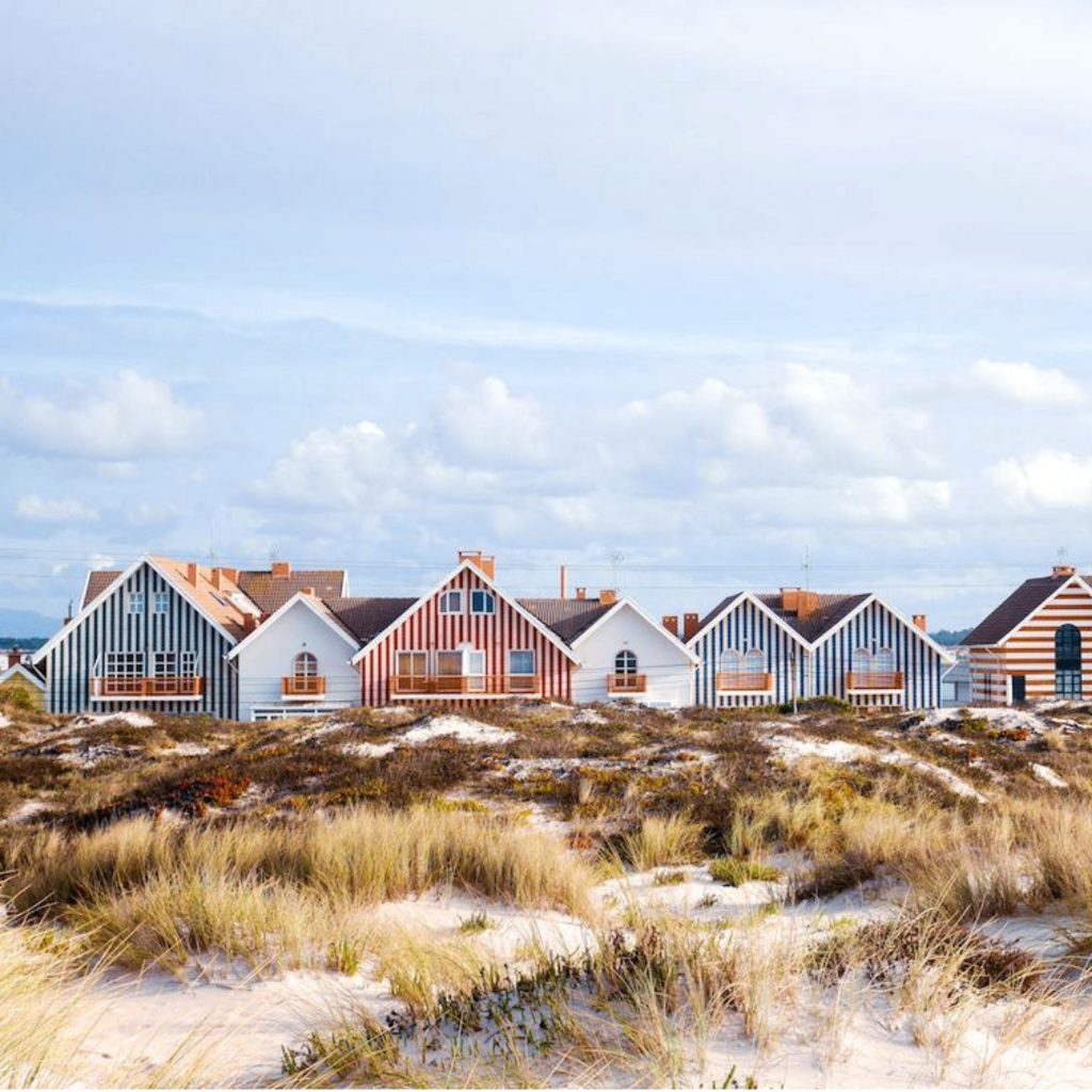 Paisagem costeira que celebra as Casas Típicas da Costa Nova, reinterpretando a estética dos Palheiros da Costa Nova num cenário que evoca o espírito de Casa de praia e inspira soluções de Design de Interiores; As fachadas vibrantes remetem para as Casas às riscas aveiro, reforçando a identidade de cada Casa aveiro e os expressivos Colores de casa associados às Aveiro casas coloridas; A composição volta a destacar as Casas Típicas da Costa Nova, articulando a tradição dos Palheiros da Costa Nova com a atmosfera de Casa de praia, criando paralelos com Design de Interiores que dialogam com as Casas às riscas aveiro; A vegetação das dunas intensifica a ligação a cada Casa aveiro, sublinhando os Colores de casa presentes nas Aveiro casas coloridas; O enquadramento final reforça pela quinta vez as Casas Típicas da Costa Nova, os Palheiros da Costa Nova, o espírito de Casa de praia, a inspiração de Design de Interiores, e a força visual das Casas às riscas aveiro, das Casa aveiro, dos Colores de casa e das Aveiro casas coloridas.