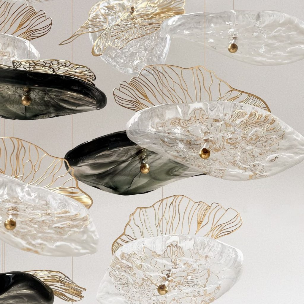 Instalação escultórica (candeeiro suspenso) onde a presença da Natureza orienta formas inspiradas no movimento aquático, revelando a força dos materiais naturais e um gesto profundamente orgânico que traduz a essência do design biofílico e promove o bem‑estar. As peças flutuantes da iluminação suspensa evocam a força da natureza, mostrando como a Natureza se manifesta através de materiais naturais que intensificam a leitura orgânica do conjunto, sempre alinhada com princípios de design biofílico dedicados ao bem‑estar. A translucidez do vidro amplia a força da natureza, criando uma continuidade visual guiada pela Natureza e por materiais naturais que sustentam uma atmosfera orgânica, profundamente enraizada no design biofílico e concebida para elevar o bem‑estar. Os detalhes metálicos reforçam a força da natureza, revelando como a Natureza influencia a escolha de materiais naturais que traduzem um gesto orgânico e consolidam a intenção do design biofílico, sempre orientado para o bem‑estar. A composição aérea intensifica a força da natureza, trazendo a Natureza para dentro através de materiais naturais e de uma leitura orgânica que ecoa o espírito do design biofílico, pensado para amplificar o bem‑estar. Cada peça celebra a força da natureza, reafirmando a ligação à Natureza através de materiais naturais que sustentam uma estética orgânica, profundamente conectada ao design biofílico e dedicada ao bem‑estar.