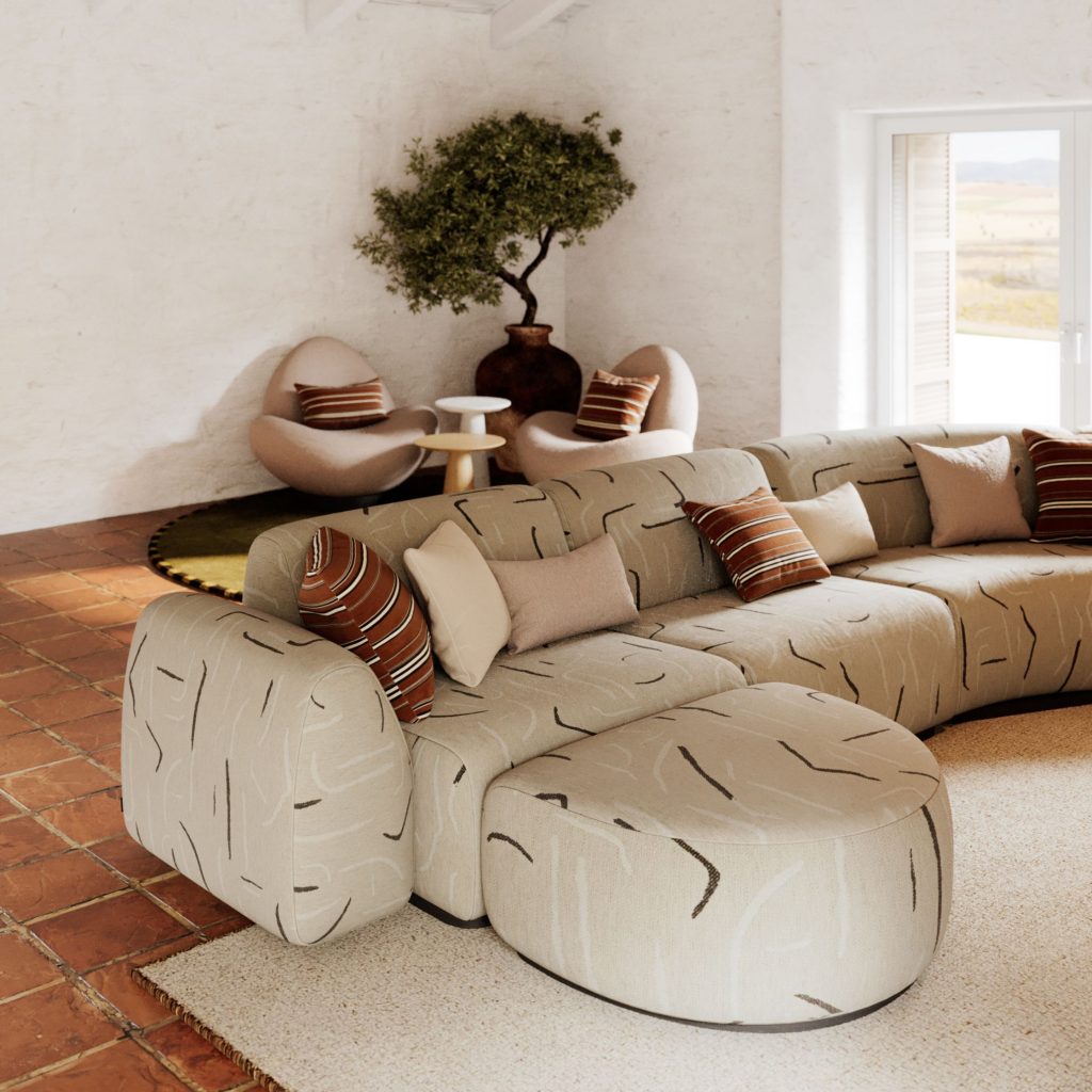 Sala contemporânea onde a presença da Natureza orienta a composição, revelando a força da natureza nos volumes suaves e nos materiais naturais que definem uma leitura profundamente orgânica, alinhada com princípios de design biofílico dedicados ao bem‑estar. As curvas do sofá evocam a Natureza, reforçando a força da natureza através de materiais naturais que intensificam o gesto orgânico, sempre pensado para traduzir o espírito do design biofílico e amplificar o bem‑estar. Os cadeirões arredondados prolongam a presença da Natureza, celebrando a força da natureza nos materiais naturais que sustentam uma estética orgânica, profundamente conectada ao design biofílico e orientada para o bem‑estar. A planta de grande escala reafirma a Natureza, trazendo a força da natureza para dentro através de materiais naturais que consolidam uma atmosfera orgânica, enraizada no design biofílico e dedicada ao bem‑estar. A luz natural intensifica a Natureza, revelando a força da natureza nos materiais naturais e na composição orgânica, sempre guiada pelo design biofílico e pela procura de bem‑estar. Cada detalhe celebra a Natureza, reafirmando a força da natureza através de materiais naturais que sustentam uma estética orgânica, profundamente alinhada com o design biofílico e dedicada ao bem‑estar.