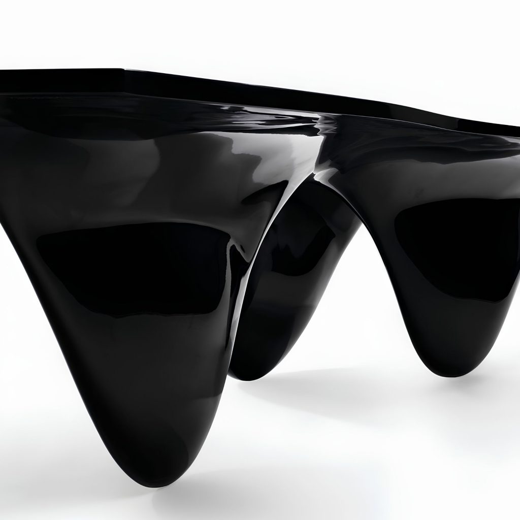 Mesa escultórica onde a Natureza orienta a fluidez das formas, revelando a força da natureza nos materiais naturais reinterpretados num gesto profundamente orgânico, alinhado com princípios de design biofílico dedicados ao bem‑estar. Os apoios curvos evocam a Natureza, reforçando a força da natureza através de materiais naturais que intensificam a leitura orgânica, sempre pensada para traduzir o espírito do design biofílico e amplificar o bem‑estar. A superfície contínua celebra a Natureza, mostrando a força da natureza nos materiais naturais que sustentam uma estética orgânica, profundamente conectada ao design biofílico e orientada para o bem‑estar. A geometria fluida reafirma a Natureza, trazendo a força da natureza para dentro através de materiais naturais que consolidam uma presença orgânica, enraizada no design biofílico e dedicada ao bem‑estar. A reflexão da luz intensifica a Natureza, revelando a força da natureza nos materiais naturais e na composição orgânica, sempre guiada pelo design biofílico e pela procura de bem‑estar. Cada detalhe celebra a Natureza, reafirmando a força da natureza através de materiais naturais que sustentam uma estética orgânica, profundamente alinhada com o design biofílico e dedicada ao bem‑estar.