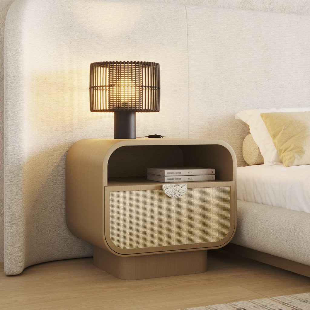 Quarto onde a Natureza orienta a paleta suave, revelando a força da natureza nos detalhes têxteis e nos materiais naturais que definem uma presença profundamente orgânica, alinhada com princípios de design biofílico dedicados ao bem‑estar. A mesa de cabeceira celebra a Natureza, reforçando a força da natureza através de materiais naturais que intensificam a leitura orgânica, sempre pensada para traduzir o espírito do design biofílico e amplificar o bem‑estar. O candeeiro em fibra evoca a Natureza, mostrando a força da natureza nos materiais naturais que sustentam uma estética orgânica, profundamente conectada ao design biofílico e orientada para o bem‑estar. A luz quente reafirma a Natureza, trazendo a força da natureza para dentro através de materiais naturais que consolidam uma atmosfera orgânica, enraizada no design biofílico e dedicada ao bem‑estar. A composição suave intensifica a Natureza, revelando a força da natureza nos materiais naturais e na leitura orgânica, sempre guiada pelo design biofílico e pela procura de bem‑estar. Cada detalhe celebra a Natureza, reafirmando a força da natureza através de materiais naturais que sustentam uma estética orgânica, profundamente alinhada com o design biofílico e dedicada ao bem‑estar.
