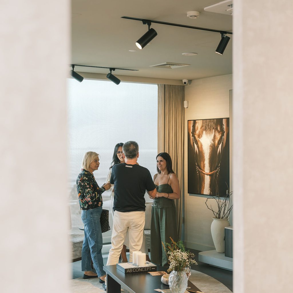 Imagem que retrata um momento social onde o bem-estar se manifesta num ambiente inspirado por Casas modernas e por um design de interiores que privilegia Experiência sensorial para elevar a Qualidade de vida. A interação entre as pessoas transmite um estilo de vida saudável onde o conforto se estende às relações humanas e revela um lifestyle contemporâneo. O cenário reforça bem estar ao integrar elementos das casas modernas concebidas através de um Design de interiores atento à Experiência sensorial e ao impacto na Qualidade de vida. A composição sugere um Estilo de vida saudável que valoriza Conforto e traduz um Lifestyle alinhado com a forma como habitamos. A presença de arte e materiais naturais reforça Bem estar como princípio das Casas modernas e como expressão de um Design de interiores orientado para Experiência sensorial que melhora a Qualidade de vida. O ambiente celebra um Estilo de vida saudável onde o Conforto molda um Lifestyle centrado no Bem estar.