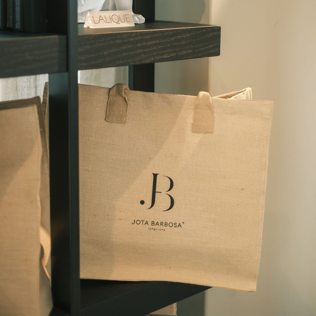 Imagem que traduz Bem estar dentro do universo das Casas modernas ao mostrar um Design de interiores que privilegia Experiência sensorial e reforça a ligação entre estética e Qualidade de vida. O tote bag comunica um Estilo de vida saudável associado ao Conforto e revela um Lifestyle contemporâneo. A composição evidencia Bem estar através de materiais que dialogam com Casas modernas e com um Design de interiores orientado para Experiência sensorial que melhora a Qualidade de vida. O cenário sugere um Estilo de vida saudável onde o Conforto se manifesta em detalhes que constroem um Lifestyle equilibrado. A presença de peças decorativas reforça Bem estar como eixo das Casas modernas e como expressão de um Design de interiores pensado para criar Experiência sensorial e elevar a Qualidade de vida. O conjunto final celebra um Estilo de vida saudável onde o Conforto molda um Lifestyle alinhado com a forma como habitamos.