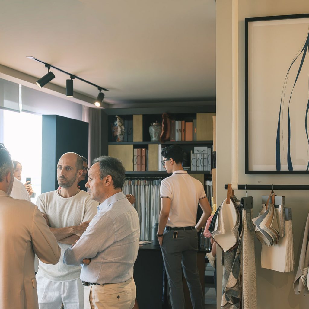 Ambiente que expressa Bem estar através de Casas modernas concebidas com um Design de interiores que privilegia Experiência sensorial e melhora a Qualidade de vida. A interação entre pessoas sugere um Estilo de vida saudável onde o Conforto se manifesta na escolha de materiais que constroem um Lifestyle equilibrado. O espaço reforça Bem estar ao integrar elementos das Casas modernas e de um Design de interiores orientado para Experiência sensorial que eleva a Qualidade de vida. A presença de tecidos e texturas comunica um Estilo de vida saudável onde o Conforto molda um Lifestyle contemporâneo. A composição celebra Bem estar como princípio das Casas modernas e como expressão de um Design de interiores que cria Experiência sensorial com impacto na Qualidade de vida. O cenário final traduz um Estilo de vida saudável onde o Conforto define um Lifestyle centrado no bem viver.