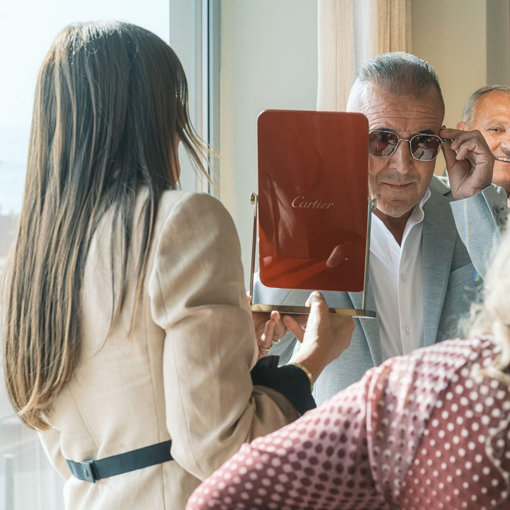 Momento que traduz Bem estar dentro do universo das Casas modernas, onde o Design de interiores cria uma Experiência sensorial que eleva a Qualidade de vida. A interação revela um Estilo de vida saudável associado ao Conforto e a um Lifestyle contemporâneo. A cena reforça Bem estar ao integrar elementos das Casas modernas e de um Design de interiores pensado para Experiência sensorial que melhora a Qualidade de vida. O gesto de experimentar acessórios sugere um Estilo de vida saudável onde o Conforto molda um Lifestyle atento ao detalhe. A composição celebra Bem estar como eixo das Casas modernas e como expressão de um Design de interiores orientado para Experiência sensorial que contribui para a Qualidade de vida. O ambiente final traduz um Estilo de vida saudável onde o Conforto define um Lifestyle alinhado com o modo como vivemos.
