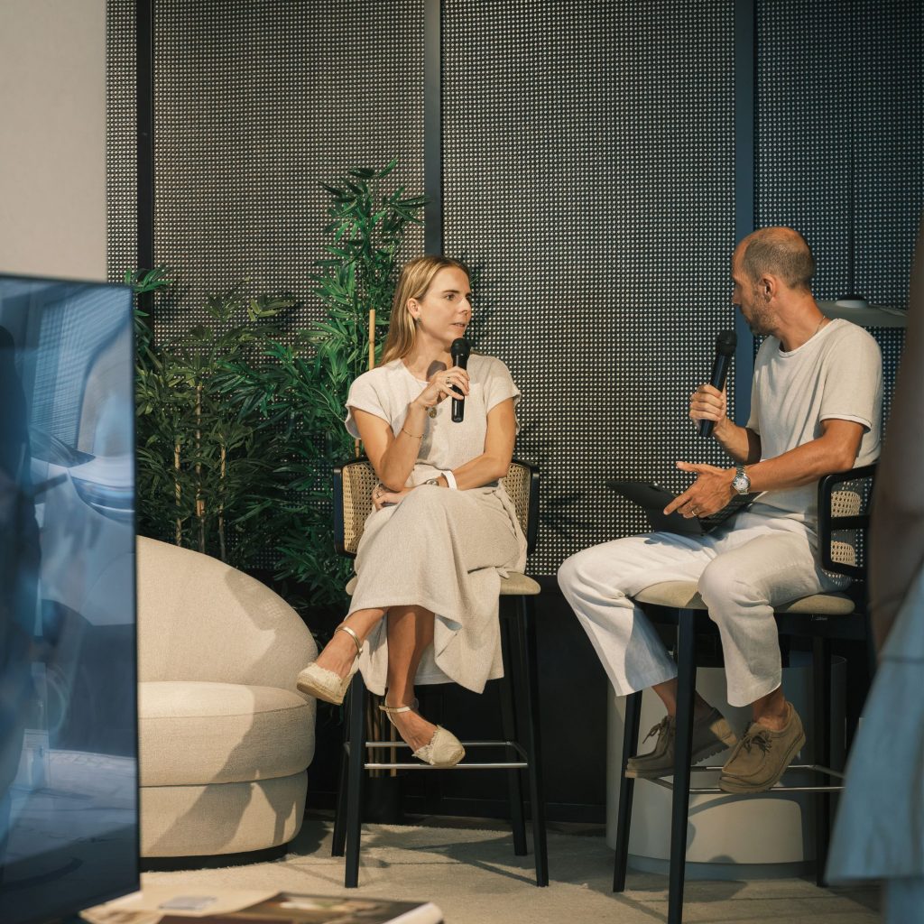 Momento que expressa Bem estar num ambiente inspirado por Casas modernas, onde o Design de interiores cria uma Experiência sensorial que eleva a Qualidade de vida. A conversa sugere um Estilo de vida saudável associado ao Conforto e a um Lifestyle contemporâneo. O cenário reforça Bem estar ao integrar elementos das Casas modernas e de um Design de interiores pensado para Experiência sensorial que melhora a Qualidade de vida. A interação revela um Estilo de vida saudável onde o Conforto molda um Lifestyle atento ao detalhe. A composição celebra Bem estar como eixo das Casas modernas e como expressão de um Design de interiores que cria Experiência sensorial com impacto na Qualidade de vida. O ambiente final traduz um Estilo de vida saudável onde o Conforto define um Lifestyle centrado na forma como nos relacionamos.