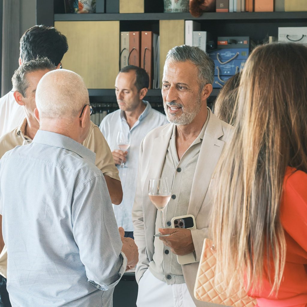 Composição que traduz Bem estar dentro de Casas modernas, onde o Design de interiores cria uma Experiência sensorial que eleva a Qualidade de vida. A conversa descontraída revela um Estilo de vida saudável associado ao Conforto e a um Lifestyle contemporâneo. O ambiente reforça Bem estar ao integrar elementos das Casas modernas e de um Design de interiores pensado para Experiência sensorial que melhora a Qualidade de vida. A presença de vinho sugere um Estilo de vida saudável onde o Conforto molda um Lifestyle social e equilibrado. A composição celebra Bem estar como eixo das Casas modernas e como expressão de um Design de interiores que cria Experiência sensorial com impacto na Qualidade de vida. O cenário final traduz um Estilo de vida saudável onde o Conforto define um Lifestyle centrado na interação humana.