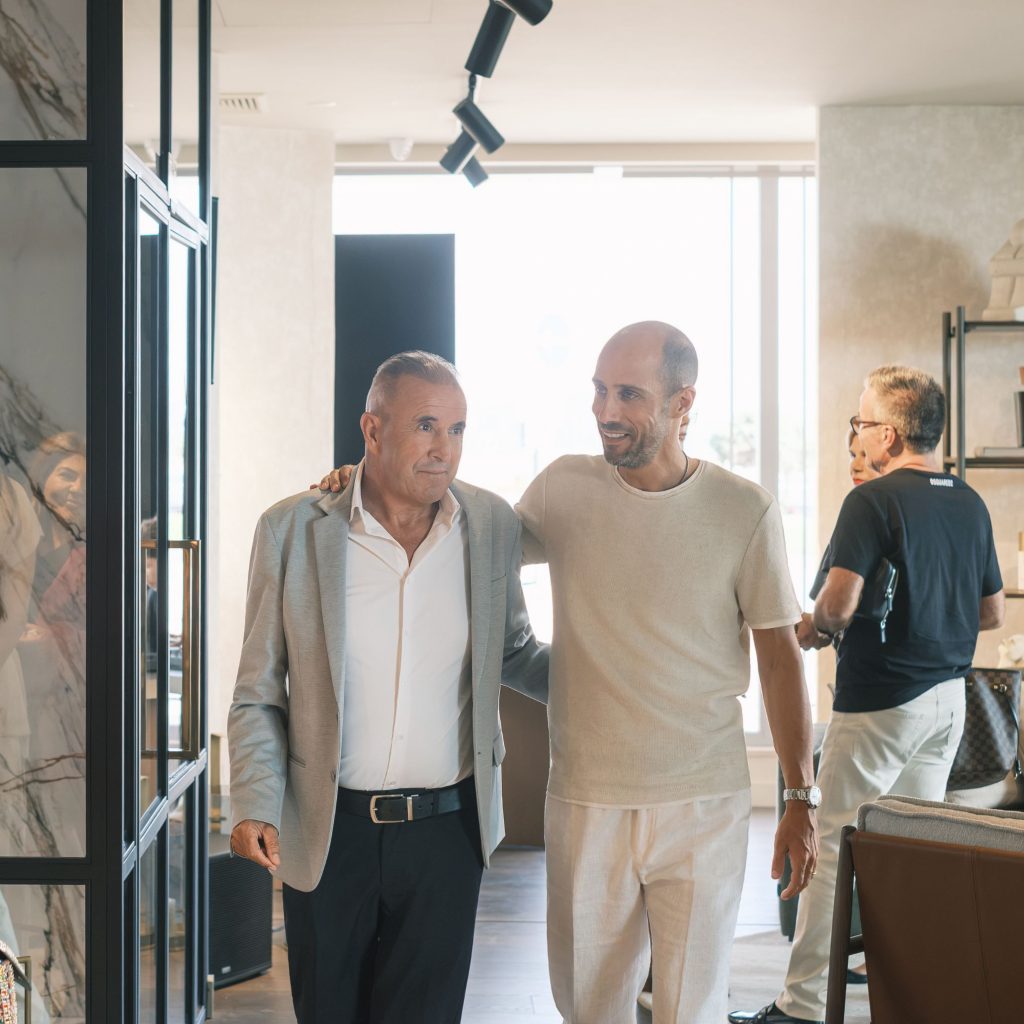 Momento que traduz Bem estar num ambiente inspirado por Casas modernas, onde o Design de interiores cria uma Experiência sensorial que eleva a Qualidade de vida. A interação revela um Estilo de vida saudável associado ao Conforto e a um Lifestyle contemporâneo. O gesto reforça Bem estar ao integrar elementos das Casas modernas e de um Design de interiores pensado para Experiência sensorial que melhora a Qualidade de vida. A proximidade sugere um Estilo de vida saudável onde o Conforto molda um Lifestyle atento às relações humanas. A composição celebra Bem estar como eixo das Casas modernas e como expressão de um Design de interiores que cria Experiência sensorial com impacto na Qualidade de vida. O cenário final traduz um Estilo de vida saudável onde o Conforto define um Lifestyle centrado no bem viver.