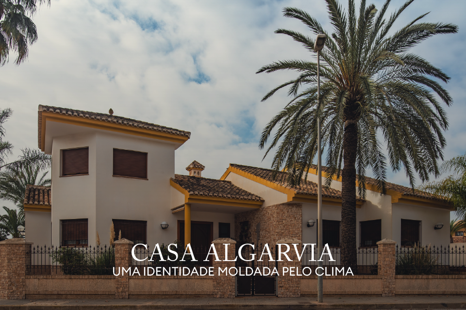 Casa mediterrânica que evoca a essência de uma casa algarvia, integrada na atmosfera das casas de férias no algarve e na estética das casas do algarve, refletindo o carácter das casas no algarve e sugerindo ambientes de decoração de verão que inspiram design de interiores; A composição reforça a identidade de uma casa algarvia, articulando elementos típicos das casas de férias no algarve com referências às casas do algarve, criando paralelos com o estilo das casas no algarve e com a linguagem de decoração de verão aplicada ao design de interiores; As palmeiras e a luz quente intensificam a presença de uma casa algarvia, evocando o espírito das casas de férias no algarve e a tradição das casas do algarve, alinhando-se com o conforto das casas no algarve e com a estética descontraída da decoração de verão que influencia o design de interiores; A fachada branca reforça novamente a imagem de uma casa algarvia, remetendo para o ambiente das casas de férias no algarve e para os materiais das casas do algarve, criando continuidade com o carácter das casas no algarve e com os detalhes de decoração de verão que moldam o design de interiores; O enquadramento final celebra a autenticidade de uma casa algarvia, a atmosfera das casas de férias no algarve, a estética das casas do algarve, o estilo das casas no algarve, a vibração da decoração de verão e a inspiração contínua do design de interiores.