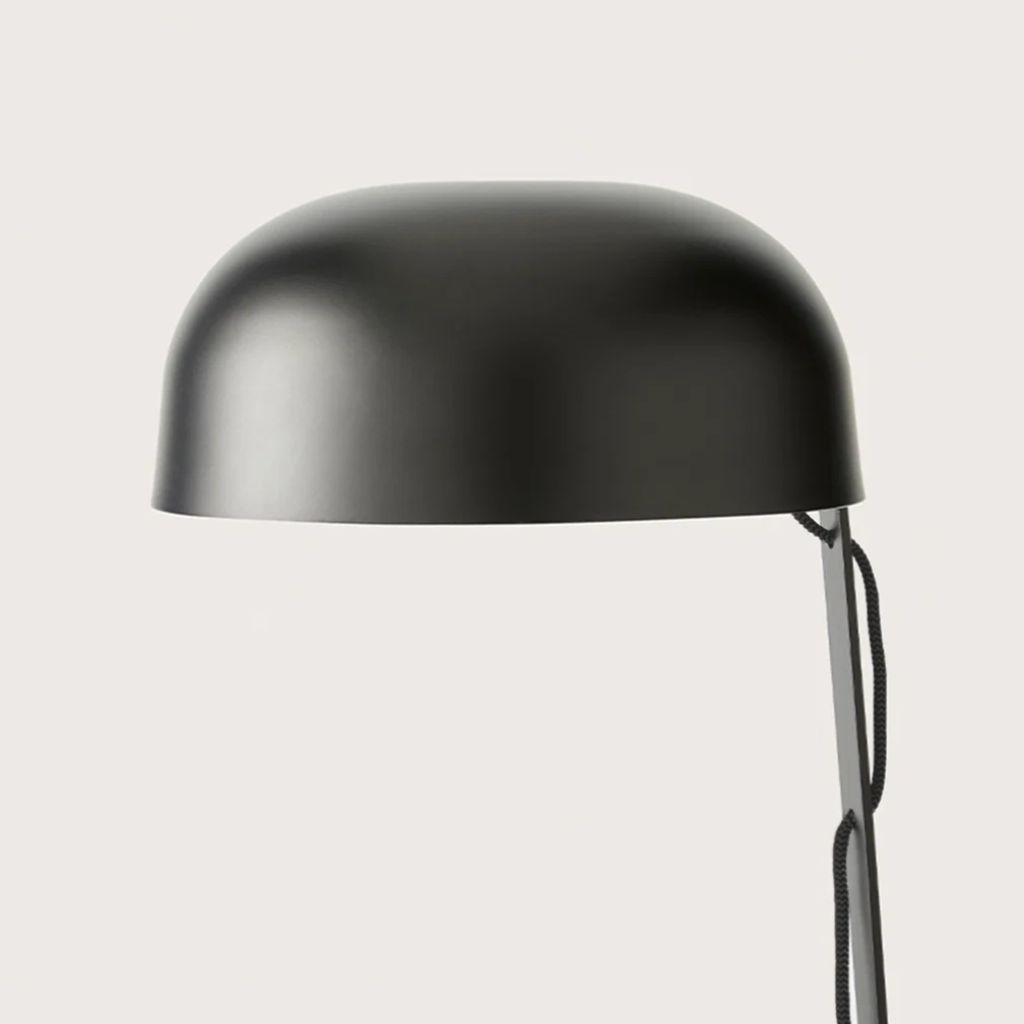 jota-barbosa-interiors-candeeiro-de-mesa-milly-002 Candeeiro minimalista em preto mate que reforça Candeeiros de mesa de cabeceira, a presença dos Candeeiros de mesa, a intenção da Iluminação, a precisão da decoração, o gesto do design de interiores e a serenidade das casas modernas. A silhueta depurada celebra Candeeiros de mesa de cabeceira, o carácter dos Candeeiros de mesa, a profundidade da Iluminação, a harmonia da decoração, a linguagem do design de interiores e a identidade das casas modernas. A luz discreta acentua Candeeiros de mesa de cabeceira, o desenho dos Candeeiros de mesa, a suavidade da Iluminação, a coerência da decoração, o rigor do design de interiores e a estética das casas modernas. A composição final integra Candeeiros de mesa de cabeceira, a elegância dos Candeeiros de mesa, a intenção da Iluminação, o detalhe da decoração, a assinatura do design de interiores e o carácter das casas modernas.