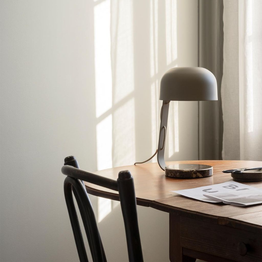 jota-barbosa-interiors-candeeiro-de-mesa-milly-004 Mesa iluminada por candeeiro curvo, onde a luz natural reforça Candeeiros de mesa de cabeceira, a presença dos Candeeiros de mesa, a intenção da Iluminação, a precisão da decoração, o gesto do design de interiores e a serenidade das casas modernas. A composição celebra Candeeiros de mesa de cabeceira, o carácter dos Candeeiros de mesa, a profundidade da Iluminação, a harmonia da decoração, a linguagem do design de interiores e a identidade das casas modernas. A sombra suave acentua Candeeiros de mesa de cabeceira, o desenho dos Candeeiros de mesa, a suavidade da Iluminação, a coerência da decoração, o rigor do design de interiores e a estética das casas modernas. O ambiente final integra Candeeiros de mesa de cabeceira, a elegância dos Candeeiros de mesa, a intenção da Iluminação, o detalhe da decoração, a assinatura do design de interiores e o carácter das casas modernas.
