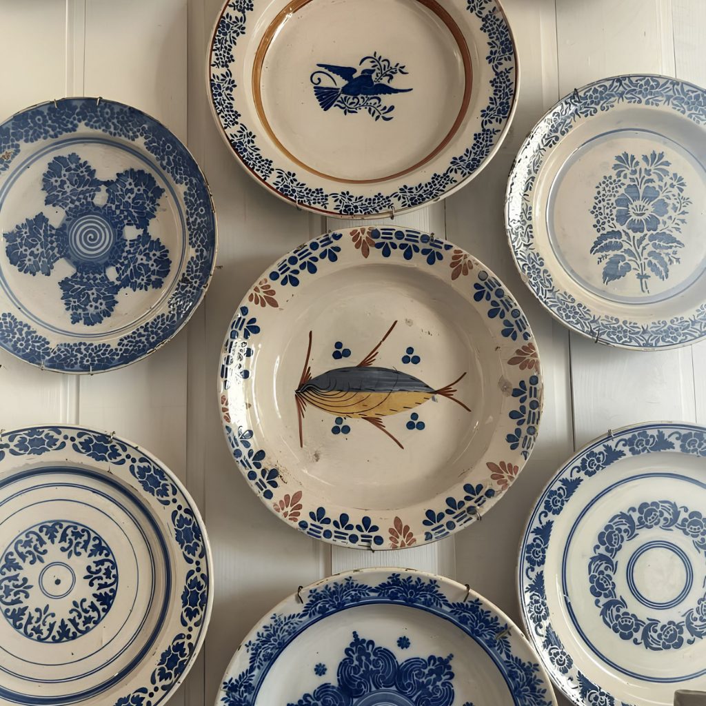Composição artesanal que evoca a serenidade de uma casa algarvia, integrada na atmosfera das casas de férias no algarve e na identidade das Casas do algarve, refletindo o carácter das Casas no algarve e sugerindo ambientes de decoração de verão que dialogam com princípios de design de interiores; Os padrões azuis reforçam a presença de uma casa algarvia, articulando elementos das casas de férias no algarve com referências às Casas do algarve, criando continuidade com o estilo das Casas no algarve e com a vibração de decoração de verão aplicada ao design de interiores; As ilustrações de aves e peixes intensificam a atmosfera de uma casa algarvia, evocando o espírito das casas de férias no algarve e a tradição das Casas do algarve, alinhando-se com o conforto das Casas no algarve e com a estética descontraída da decoração de verão que inspira o design de interiores; A disposição circular reforça novamente a imagem de uma casa algarvia, remetendo para o ambiente das casas de férias no algarve e para os materiais das Casas do algarve, criando paralelos com o carácter das Casas no algarve e com os detalhes de decoração de verão que moldam o design de interiores; O enquadramento final celebra a autenticidade de uma casa algarvia, a atmosfera das casas de férias no algarve, a estética das Casas do algarve, o estilo das Casas no algarve, a vibração da decoração de verão e a inspiração contínua do design de interiores.