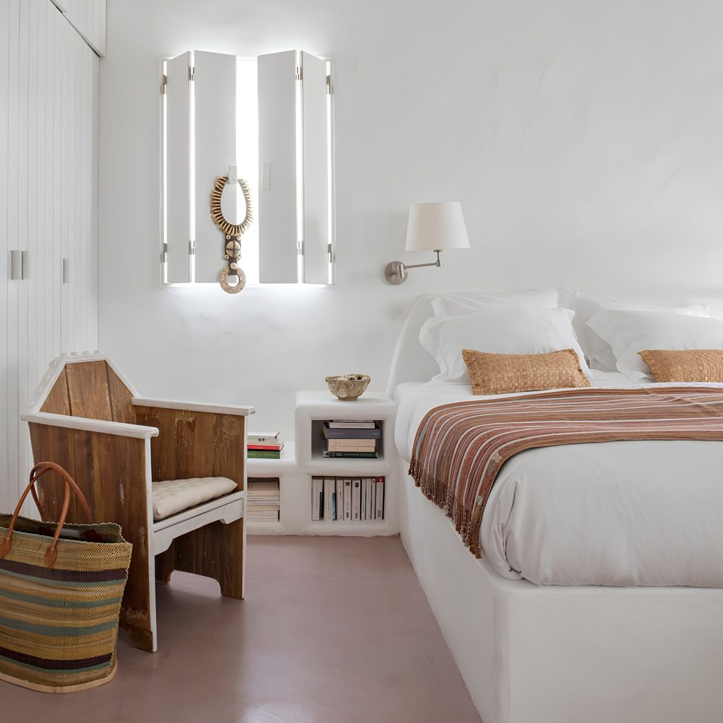 Quarto sereno que traduz a essência de uma casa algarvia, integrado na atmosfera das casas de férias no algarve e na identidade das Casas do algarve, refletindo o carácter das Casas no algarve e sugerindo ambientes de decoração de verão que dialogam com princípios de design de interiores; A cama em tons neutros reforça a presença de uma casa algarvia, articulando elementos das casas de férias no algarve com referências às Casas do algarve, criando continuidade com o estilo das Casas no algarve e com a vibração de decoração de verão aplicada ao design de interiores; A cadeira em madeira intensifica a atmosfera de uma casa algarvia, evocando o espírito das casas de férias no algarve e a tradição das Casas do algarve, alinhando-se com o conforto das Casas no algarve e com a estética descontraída da decoração de verão que inspira o design de interiores; Os têxteis naturais reforçam novamente a imagem de uma casa algarvia, remetendo para o ambiente das casas de férias no algarve e para os materiais das Casas do algarve, criando paralelos com o carácter das Casas no algarve e com os detalhes de decoração de verão que moldam o design de interiores; O enquadramento final celebra a autenticidade de uma casa algarvia, a atmosfera das casas de férias no algarve, a estética das Casas do algarve, o estilo das Casas no algarve, a vibração da decoração de verão e a inspiração contínua do design de interiores.