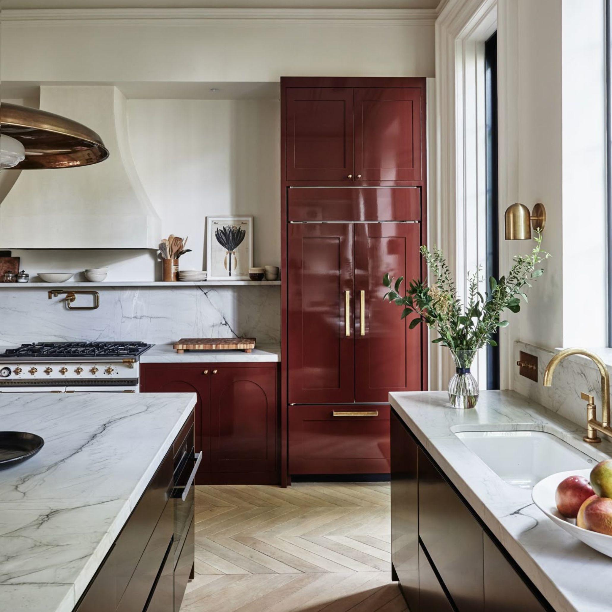 Espaço de design de interiores onde a decoração se apoia em superfícies de alto brilho que revelam técnicas de envernizar aplicadas ao mobiliário com precisão. Os armários demonstram a força do lacado alto brilho, articulado com gestos de envernizamento que reforçam a intenção de envernizar madeira com acabamento perfeito. A narrativa de design de interiores evidencia como a decoração se transforma quando o mobiliário é tratado com processos de envernizar, criando continuidade entre textura, luz e materiais nobres. O brilho profundo reforça a presença do lacado alto brilho, mostrando a importância do alto brilho dentro de um conceito de design de interiores que privilegia proporção, fluidez e detalhe. Cada elemento de decoração reforça o papel do mobiliário, enquanto o envernizamento e a técnica de envernizar revelam a intenção de envernizar madeira com rigor. O conjunto final traduz um ambiente onde design de interiores, decoração, mobiliário, alto brilho, lacado alto brilho, envernizamento, envernizar e envernizar madeira se articulam para criar uma cozinha sofisticada e contemporânea.