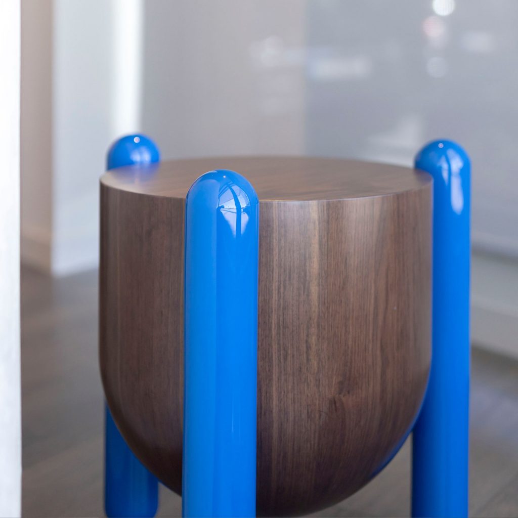 "Peça de design de interiores onde a decoração se apoia na fusão entre madeira e cor, articulada com técnicas de envernizar que valorizam o mobiliário com carácter escultórico. A mesa de apoio revela a precisão do lacado alto brilho, dialogando com processos de envernizamento que reforçam a intenção de envernizar madeira com rigor e continuidade visual. A narrativa de design de interiores evidencia como a decoração se transforma quando o mobiliário é tratado com gestos de envernizar, criando fluidez entre textura, luz e contraste cromático. O brilho intenso reforça a presença do alto brilho, mostrando a importância do lacado alto brilho dentro de um conceito de design de interiores que privilegia ousadia e proporção. Cada detalhe de decoração reforça o papel do mobiliário, enquanto o envernizamento e a técnica de envernizar revelam a intenção de envernizar madeira com acabamento perfeito. O conjunto final traduz um ambiente onde design de interiores, decoração, mobiliário, alto brilho, lacado alto brilho, envernizamento, envernizar e envernizar madeira se articulam para criar uma mesa de apoio contemporânea, expressiva e equilibrada.