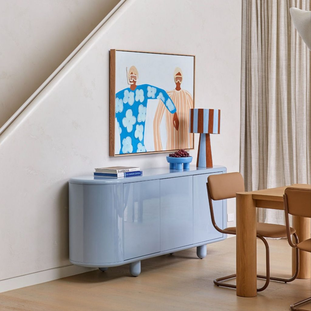 Composição de design de interiores onde a decoração se apoia na presença cromática do aparador, articulada com técnicas de envernizar que valorizam o mobiliário com carácter contemporâneo. A superfície azul revela a precisão do lacado alto brilho, dialogando com processos de envernizamento que reforçam a intenção de envernizar madeira com rigor e continuidade visual. A narrativa de design de interiores evidencia como a decoração se transforma quando o mobiliário é tratado com gestos de envernizar, criando fluidez entre textura, luz e cor. O brilho subtil reforça a presença do alto brilho, mostrando a importância do lacado alto brilho dentro de um conceito de design de interiores que privilegia contraste cromático e proporção. Cada elemento de decoração reforça o papel do mobiliário, enquanto o envernizamento e a técnica de envernizar revelam a intenção de envernizar madeira com acabamento perfeito. O conjunto final traduz um ambiente onde design de interiores, decoração, mobiliário, alto brilho, lacado alto brilho, envernizamento, envernizar e envernizar madeira se articulam para criar uma composição moderna, expressiva e equilibrada.