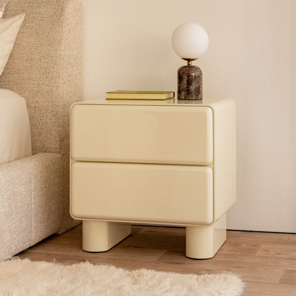 Ambiente de design de interiores onde a decoração se apoia na suavidade das formas, articulada com técnicas de envernizar que valorizam o mobiliário com presença delicada. A mesa de cabeceira revela a precisão do lacado alto brilho, dialogando com processos de envernizamento que reforçam a intenção de envernizar madeira com rigor e serenidade visual. A narrativa de design de interiores evidencia como a decoração se transforma quando o mobiliário é tratado com gestos de envernizar, criando fluidez entre textura, luz e proporção. O brilho discreto reforça a presença do alto brilho, mostrando a importância do lacado alto brilho dentro de um conceito de design de interiores que privilegia calma e elegância. Cada elemento de decoração reforça o papel do mobiliário, enquanto o envernizamento e a técnica de envernizar revelam a intenção de envernizar madeira com acabamento perfeito. O conjunto final traduz um ambiente onde design de interiores, decoração, mobiliário, alto brilho, lacado alto brilho, envernizamento, envernizar e envernizar madeira se articulam para criar um quarto minimalista, acolhedor e contemporâneo.