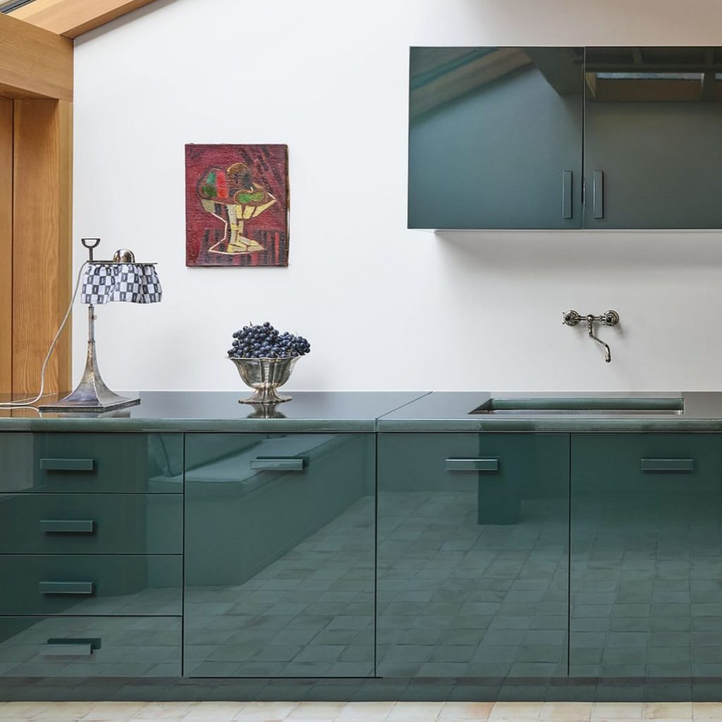 Ambiente de design de interiores onde a decoração se apoia na força cromática dos armários, articulada com técnicas de envernizar que valorizam o mobiliário com carácter contemporâneo. As superfícies revelam a precisão do lacado alto brilho, dialogando com processos de envernizamento que reforçam a intenção de envernizar madeira com rigor e continuidade visual. A narrativa de design de interiores evidencia como a decoração se transforma quando o mobiliário é tratado com gestos de envernizar, criando fluidez entre textura, luz e cor. O brilho intenso reforça a presença do alto brilho, mostrando a importância do lacado alto brilho dentro de um conceito de design de interiores que privilegia contraste cromático e proporção. Cada elemento de decoração reforça o papel do mobiliário, enquanto o envernizamento e a técnica de envernizar revelam a intenção de envernizar madeira com acabamento perfeito. O conjunto final traduz um ambiente onde design de interiores, decoração, mobiliário, alto brilho, lacado alto brilho, envernizamento, envernizar e envernizar madeira se articulam para criar uma cozinha moderna, expressiva e luminosa.