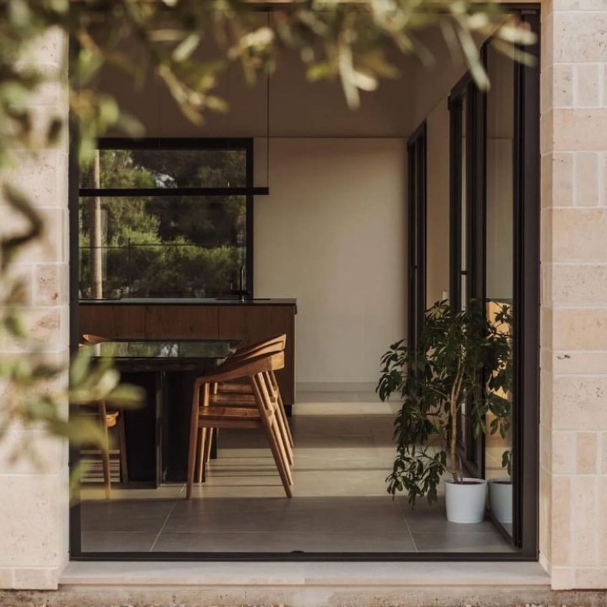 Sala contemporânea que traduz a essência de uma casa de verão, integrada na atmosfera da decoração de verão e na suavidade das cores de verão, refletindo o carácter das casas modernas e sugerindo ambientes de decoração de interiores que dialogam com princípios de design de interiores; A mesa em vidro reforça a presença de uma casa de verão, articulando elementos de decoração de verão com referências às cores de verão, criando continuidade com o estilo das casas modernas e com a vibração da decoração de interiores aplicada ao design de interiores; As plantas interiores intensificam a atmosfera de uma casa de verão, evocando o espírito da decoração de verão e a leveza das cores de verão, alinhando-se com o conforto das casas modernas e com a estética descontraída da decoração de interiores que inspira o design de interiores; O arco em pedra reforça novamente a imagem de uma casa de verão, remetendo para o ambiente da decoração de verão e para a naturalidade das cores de verão, criando paralelos com o carácter das casas modernas e com os detalhes de decoração de interiores que moldam o design de interiores; O enquadramento final celebra a autenticidade de uma casa de verão, a vibração da decoração de verão, a harmonia das cores de verão, a estética das casas modernas, a intenção da decoração de interiores e a inspiração contínua do design de interiores.