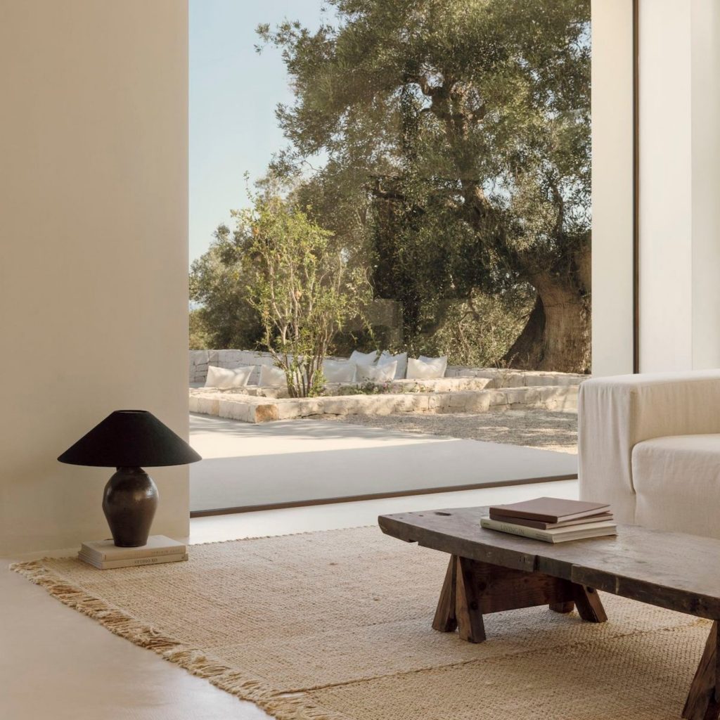 Ambiente sereno que evoca a tranquilidade de uma casa de verão, integrado na vibração da decoração de verão e na suavidade das cores de verão, refletindo a estética das casas modernas e sugerindo atmosferas de decoração de interiores que dialogam com princípios de design de interiores; A mesa rústica reforça a presença de uma casa de verão, articulando elementos de decoração de verão com nuances das cores de verão, criando continuidade com o estilo das casas modernas e com a linguagem da decoração de interiores aplicada ao design de interiores; A luz natural intensifica a atmosfera de uma casa de verão, evocando o espírito da decoração de verão e a leveza das cores de verão, alinhando-se com o conforto das casas modernas e com a estética descontraída da decoração de interiores que inspira o design de interiores; A ligação entre interior e exterior reforça novamente a imagem de uma casa de verão, remetendo para o ambiente da decoração de verão e para a naturalidade das cores de verão, criando paralelos com o carácter das casas modernas e com os detalhes da decoração de interiores que moldam o design de interiores; O enquadramento final celebra a autenticidade de uma casa de verão, a vibração da decoração de verão, a harmonia das cores de verão, a intenção das casas modernas, a sensibilidade da decoração de interiores e a inspiração contínua do design de interiores.
