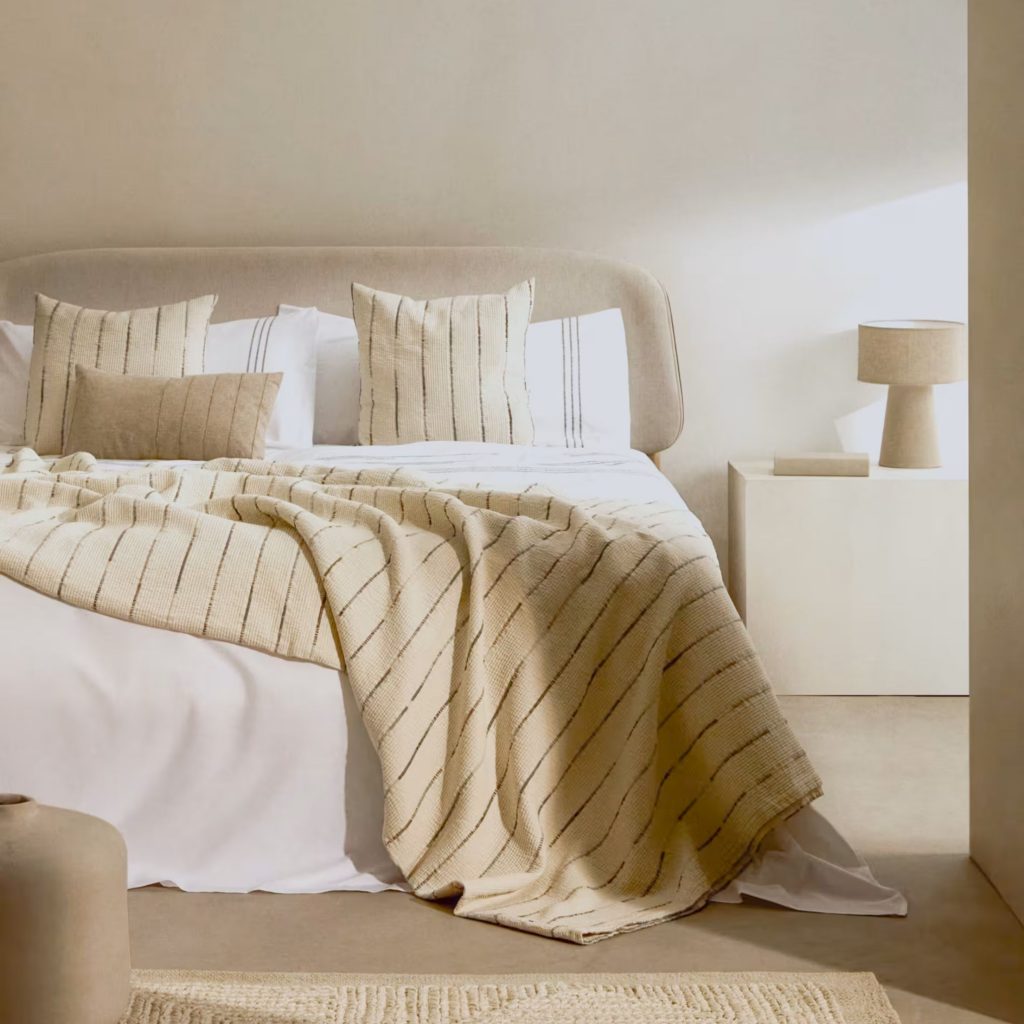 Quarto sereno que evoca a tranquilidade de uma casa de verão, integrado na suavidade da decoração de verão e na paleta das cores de verão, refletindo a estética das casas modernas e sugerindo ambientes de decoração de interiores que dialogam com princípios de design de interiores; A cabeceira em tecido reforça a presença de uma casa de verão, articulando elementos de decoração de verão com nuances das cores de verão, criando continuidade com o estilo das casas modernas e com a linguagem da decoração de interiores aplicada ao design de interiores; As almofadas texturadas intensificam a atmosfera de uma casa de verão, evocando o espírito da decoração de verão e a leveza das cores de verão, alinhando-se com o conforto das casas modernas e com a estética descontraída da decoração de interiores que inspira o design de interiores; A luz suave reforça novamente a imagem de uma casa de verão, remetendo para o ambiente da decoração de verão e para a naturalidade das cores de verão, criando paralelos com o carácter das casas modernas e com os detalhes da decoração de interiores que moldam o design de interiores; O enquadramento final celebra a autenticidade de uma casa de verão, a vibração da decoração de verão, a harmonia das cores de verão, a intenção das casas modernas, a sensibilidade da decoração de interiores e a inspiração contínua do design de interiores.