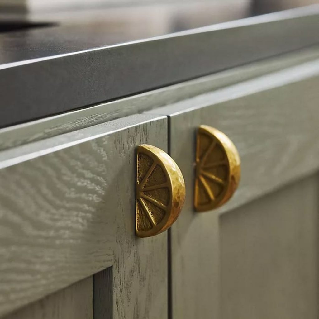 Detalhe artesanal que evoca a leveza de uma casa de verão, integrado na vibração da decoração de verão e na suavidade das cores de verão, refletindo a estética das casas modernas e sugerindo ambientes de decoração de interiores que dialogam com princípios de design de interiores; Os puxadores metálicos reforçam a presença de uma casa de verão, articulando elementos de decoração de verão com nuances das cores de verão, criando continuidade com o estilo das casas modernas e com a linguagem da decoração de interiores aplicada ao design de interiores; A textura cítrica intensifica a atmosfera de uma casa de verão, evocando o espírito da decoração de verão e a leveza das cores de verão, alinhando-se com o conforto das casas modernas e com a estética descontraída da decoração de interiores que inspira o design de interiores; A madeira clara reforça novamente a imagem de uma casa de verão, remetendo para o ambiente da decoração de verão e para a naturalidade das cores de verão, criando paralelos com o carácter das casas modernas e com os detalhes da decoração de interiores que moldam o design de interiores; O enquadramento final celebra a autenticidade de uma casa de verão, a vibração da decoração de verão, a harmonia das cores de verão, a intenção das casas modernas, a sensibilidade da decoração de interiores e a inspiração contínua do design de interiores.