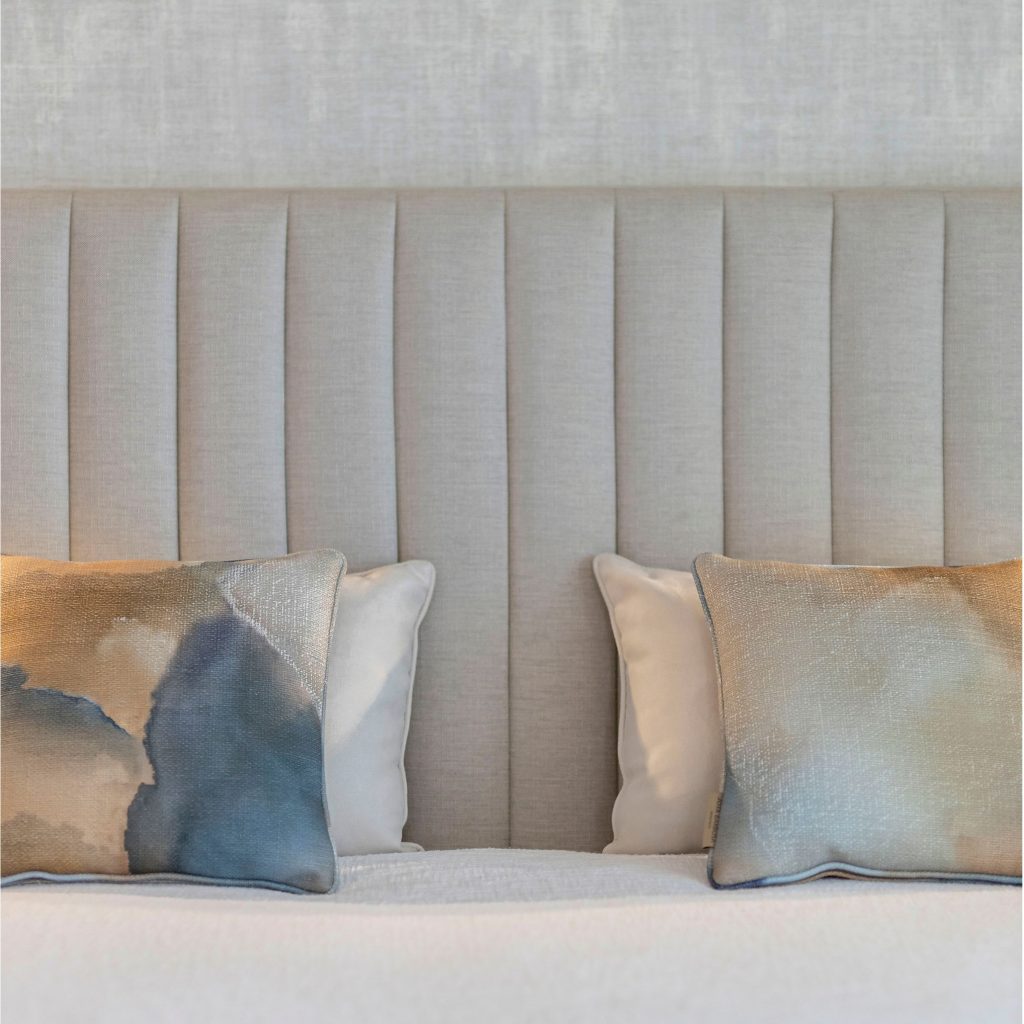 Composição serena que traduz a essência de uma casa de verão, integrada na atmosfera da decoração de verão e na suavidade das cores de verão, refletindo o carácter das casas modernas e sugerindo ambientes de decoração de interiores que dialogam com princípios de design de interiores; A cabeceira estofada reforça a presença de uma casa de verão, articulando elementos de decoração de verão com referências às cores de verão, criando continuidade com o estilo das casas modernas e com a vibração da decoração de interiores aplicada ao design de interiores; As almofadas em aguarela intensificam a atmosfera de uma casa de verão, evocando o espírito da decoração de verão e a leveza das cores de verão, alinhando-se com o conforto das casas modernas e com a estética descontraída da decoração de interiores que inspira o design de interiores; Os tecidos neutros reforçam novamente a imagem de uma casa de verão, remetendo para o ambiente da decoração de verão e para a naturalidade das cores de verão, criando paralelos com o carácter das casas modernas e com os detalhes da decoração de interiores que moldam o design de interiores; O enquadramento final celebra a autenticidade de uma casa de verão, a vibração da decoração de verão, a harmonia das cores de verão, a intenção das casas modernas, a sensibilidade da decoração de interiores e a inspiração contínua do design de interiores.