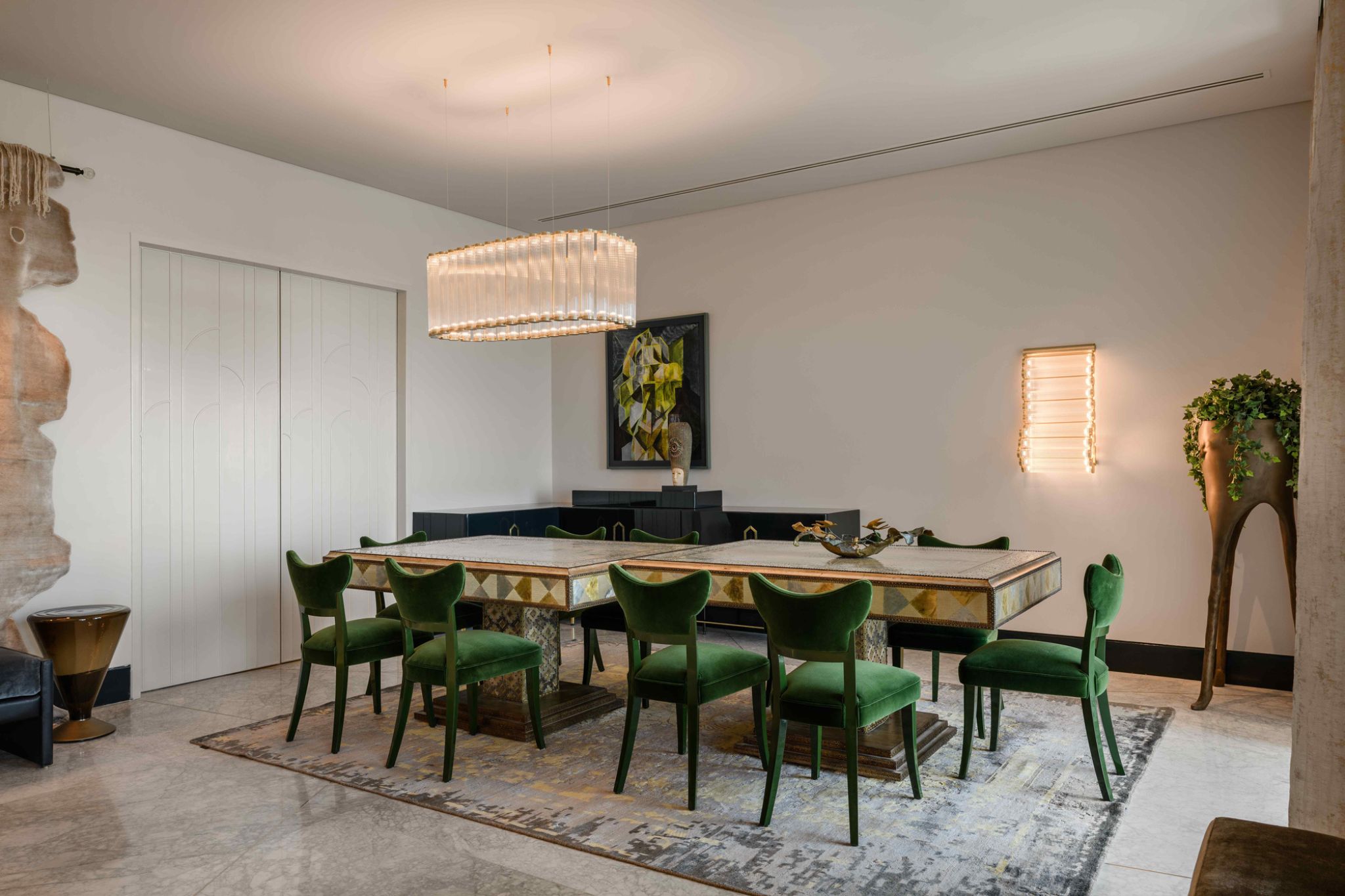 Decoração de interiores pensada para casas modernas onde o mobiliário intemporal cria uma atmosfera escultórica e acolhedora. A presença da Munna design reforça a linguagem dos novos clássicos e evidencia como o mobiliário de autor transforma a experiência espacial. A composição revela uma abordagem de decoração de interiores que integra peças da Munna com texturas ricas e proporções generosas. O ambiente demonstra como os novos clássicos se afirmam em casas modernas através de um mobiliário intemporal que privilegia elegância e conforto. Cada detalhe traduz a visão da Munna design e a força do mobiliário de autor dentro de uma narrativa de decoração de interiores que celebra autenticidade e sofisticação. O conjunto reafirma a identidade da Munna ao mostrar como o mobiliário intemporal pode elevar casas modernas com uma estética de novos clássicos e a assinatura distinta do mobiliário de autor.