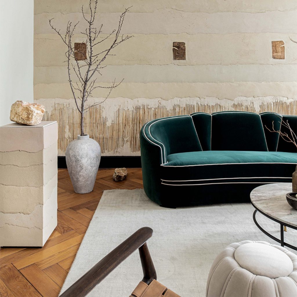 Decoração de interiores centrada no josephine sofa, pensado para casas modernas onde o mobiliário intemporal cria uma atmosfera escultórica e serena. A presença da Munna design reforça a linguagem dos novos clássicos e evidencia como o mobiliário de autor traduz a inspiração de josephine para o presente. A composição revela uma abordagem de decoração de interiores que integra a assinatura da Munna com texturas orgânicas e volumes generosos. O ambiente demonstra como os novos clássicos se afirmam em casas modernas através de um mobiliário intemporal que privilegia elegância e conforto. Cada detalhe traduz a visão da Munna design e a força do mobiliário de autor dentro de uma narrativa de decoração de interiores que celebra autenticidade e sofisticação. O conjunto reafirma a identidade da Munna ao mostrar como o mobiliário intemporal pode elevar casas modernas com uma estética de novos clássicos e a assinatura distinta do mobiliário de autor, mantendo viva a inspiração de josephine.