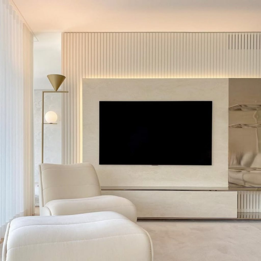 Decoração de interiores pensada para casas modernas onde o mobiliário intemporal define uma atmosfera serena e luminosa. A presença subtil da Munna design reforça a linguagem dos novos clássicos e evidencia como o mobiliário de autor estrutura o espaço com proporção e conforto. A composição revela uma abordagem de decoração de interiores que integra elementos da Munna com texturas suaves e linhas depuradas. O ambiente demonstra como os novos clássicos se afirmam em casas modernas através de um mobiliário intemporal que privilegia elegância e funcionalidade. Cada detalhe traduz a visão da Munna design e a força do mobiliário de autor dentro de uma narrativa de decoração de interiores que celebra autenticidade e equilíbrio. O conjunto reafirma a identidade da Munna ao mostrar como o mobiliário intemporal pode elevar casas modernas com uma estética de novos clássicos e a assinatura distinta do mobiliário de autor.