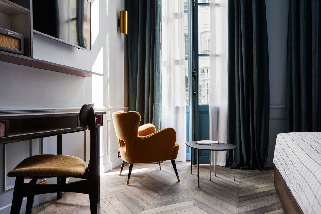 Uma composição de decoração de interiores que celebra o conforto contemporâneo das casas modernas, onde o mobiliário intemporal assume protagonismo através de peças equilibradas e luminosas. A presença da estética Munna design reforça a linguagem dos novos clássicos, revelando como o mobiliário de autor estrutura o espaço com proporção e serenidade. O ambiente traduz uma visão de decoração de interiores que integra referências da Munna com texturas suaves, luz filtrada e detalhes meticulosamente escolhidos. A narrativa dos novos clássicos manifesta‑se na forma como o mobiliário intemporal eleva casas modernas com elegância funcional e carácter. Cada elemento reflete a assinatura da Munna design, reafirmando o papel do mobiliário de autor dentro de uma abordagem de decoração de interiores que privilegia autenticidade e equilíbrio. O conjunto final evidencia a força da Munna ao mostrar como os novos clássicos e o mobiliário intemporal se articulam para definir casas modernas com uma estética depurada e intencional.