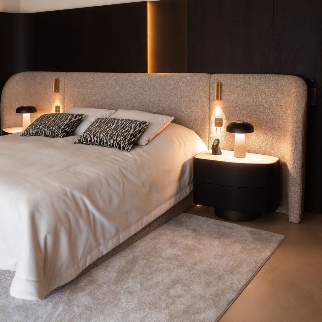 Ambiente sereno de um Quarto de casal decorado, onde a luz quente valoriza a Cama de casal e reforça a intenção da Decoração de quarto, revelando uma composição guiada pela Decoração de quarto de casal e pela harmonia da Decoração quarto, sempre alinhada com a presença de uma Cama de casal moderna que define o espaço. A textura do painel em madeira acentua o carácter da cama, consolidando a atmosfera de um Quarto de casal decorado que privilegia a Decoração de quarto de casal simples e elegante, articulando a suavidade da Decoração de quarto com a escala da Cama de casal. A luz vertical celebra a profundidade da Decoração quarto, reforçando a assinatura da Cama de casal moderna e a presença da cama, integrando‑se num Quarto de casal decorado onde a Decoração de quarto de casal se manifesta com precisão. O conjunto final traduz uma Decoração de quarto de casal simples e elegante, onde a Decoração de quarto, a Decoração quarto, a Cama de casal, a Cama de casal moderna e a cama se articulam para consolidar um Quarto de casal decorado de linguagem contemporânea.