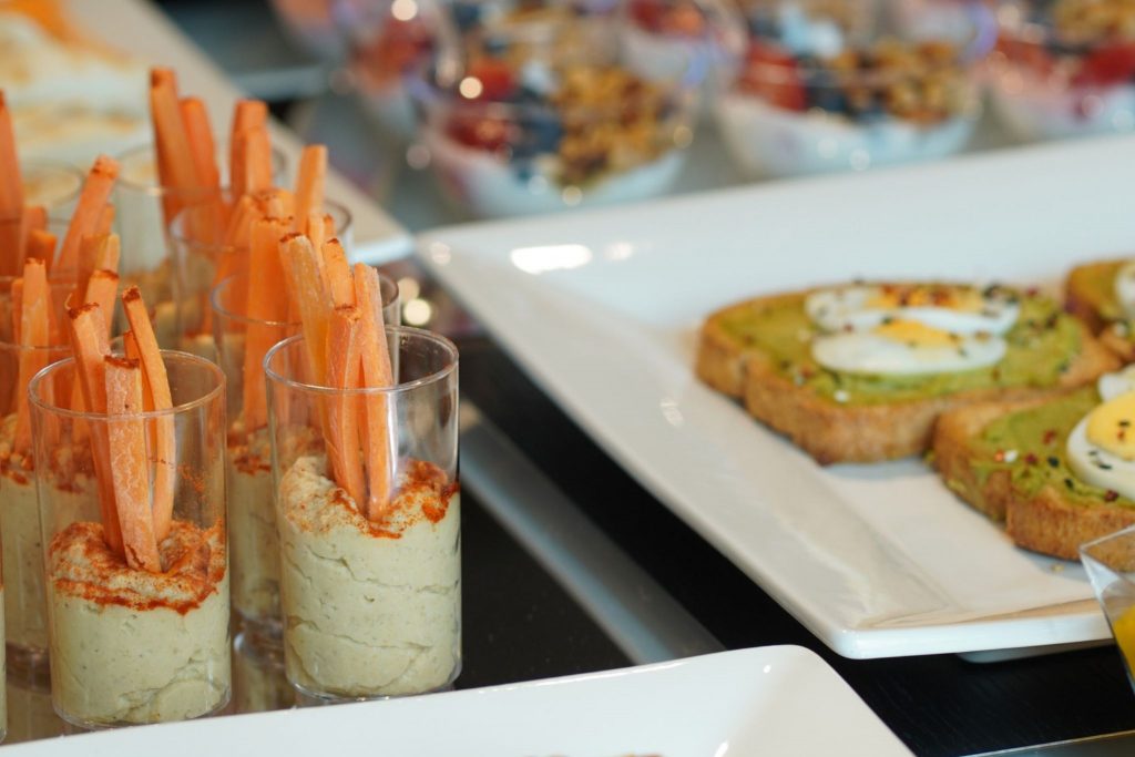 Catering saudável para um evento sobre skincare e bem-estar, associando ideias de decoração e estilo de vida ao interior design e conforto da casa de banho.