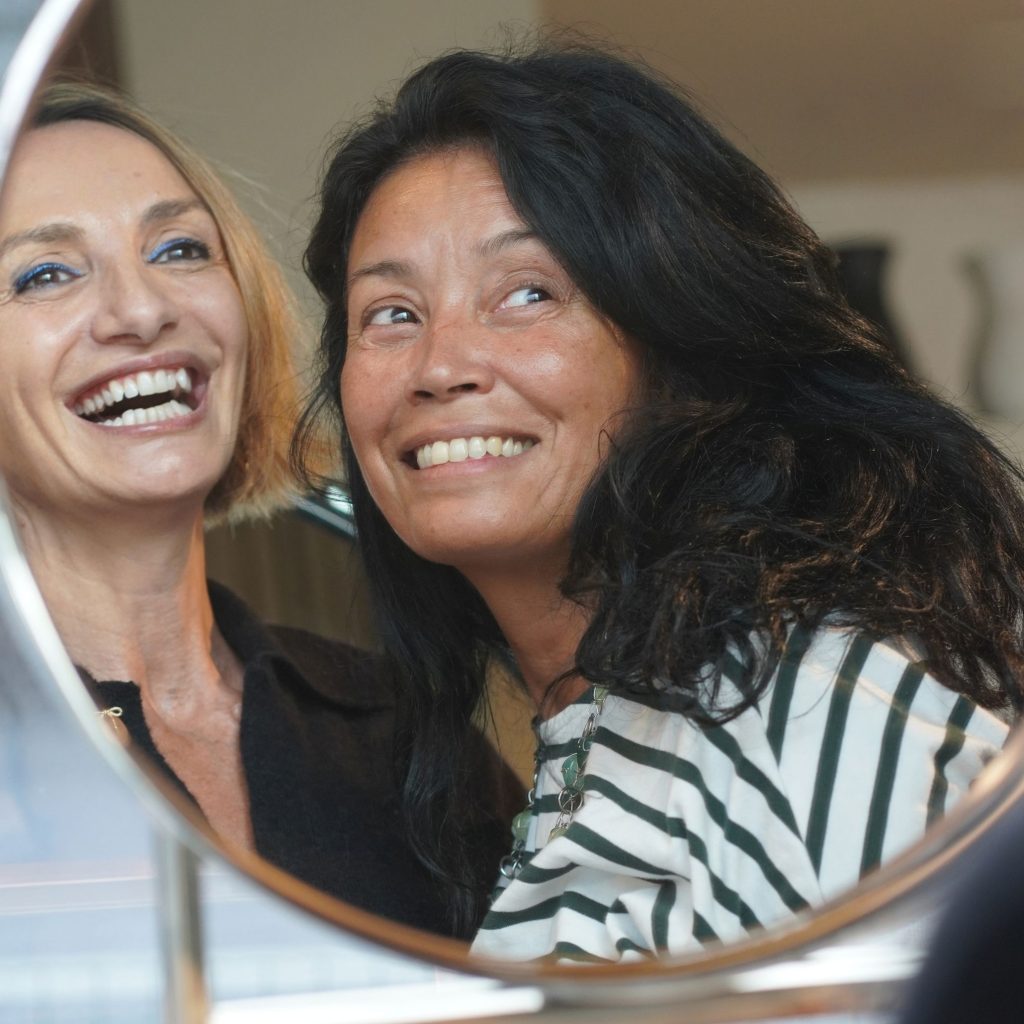 Participantes atentas durante um evento sobre skincare com a Caudalie, explorando a harmonia entre autocuidado e interior design.