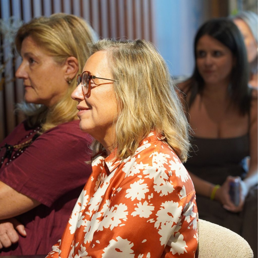 Participantes atentas durante um evento sobre skincare com a Caudalie, explorando a harmonia entre autocuidado e interior design.