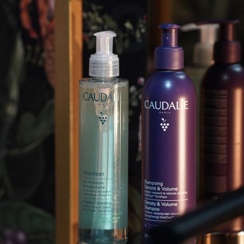 Cuidados de beleza e skincare da marca Caudalie integrados harmoniosamente num espaço de interior design exclusivo para o evento.