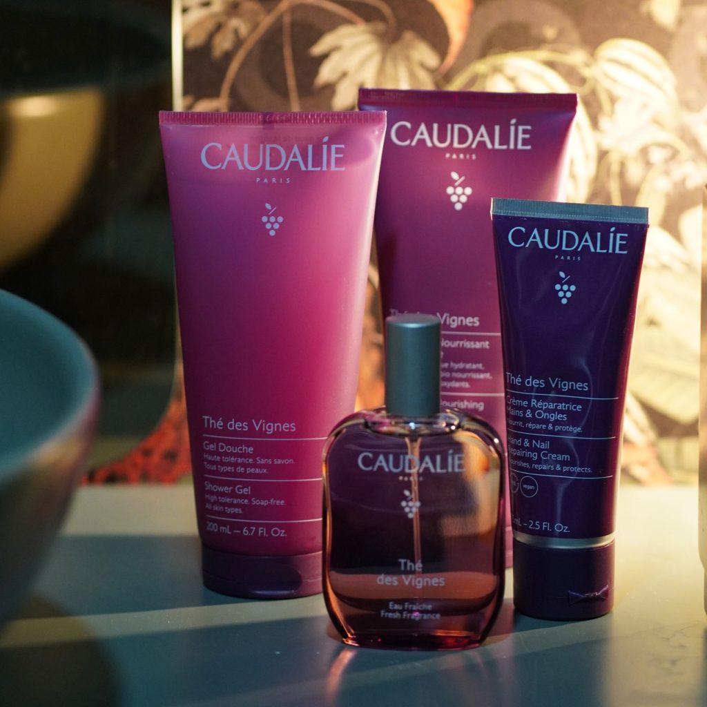 Produtos de skincare da linha Thé des Vignes da Caudalie dispostos como detalhe requintado de interior design durante o evento.