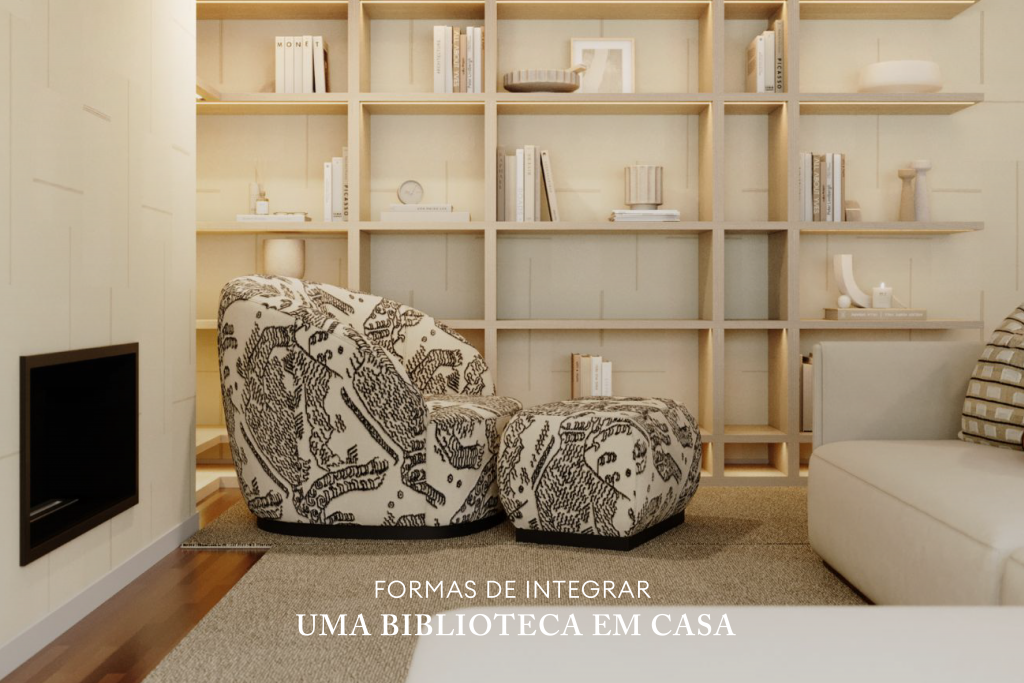 Biblioteca em casa com estante em madeira clara com nichos iluminados e estantes para livros, decorada com objetos de decoração refinados e um cadeirão estampado confortável com apoio para pés num projeto moderno de design de interiores.